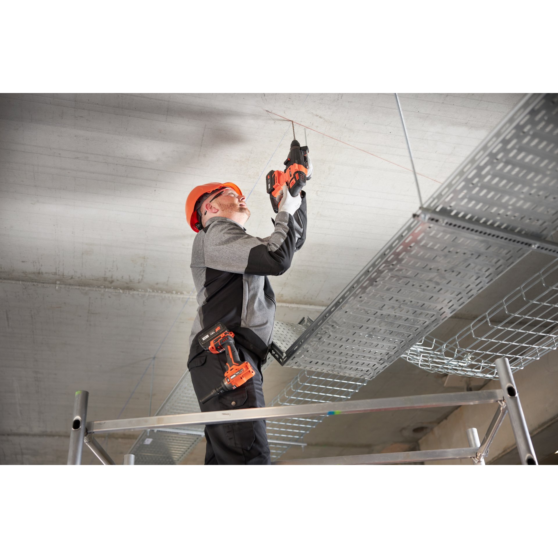 Person, Arbeiter, Drinnen, Innenarchitektur, Elektrische Bohrmaschine