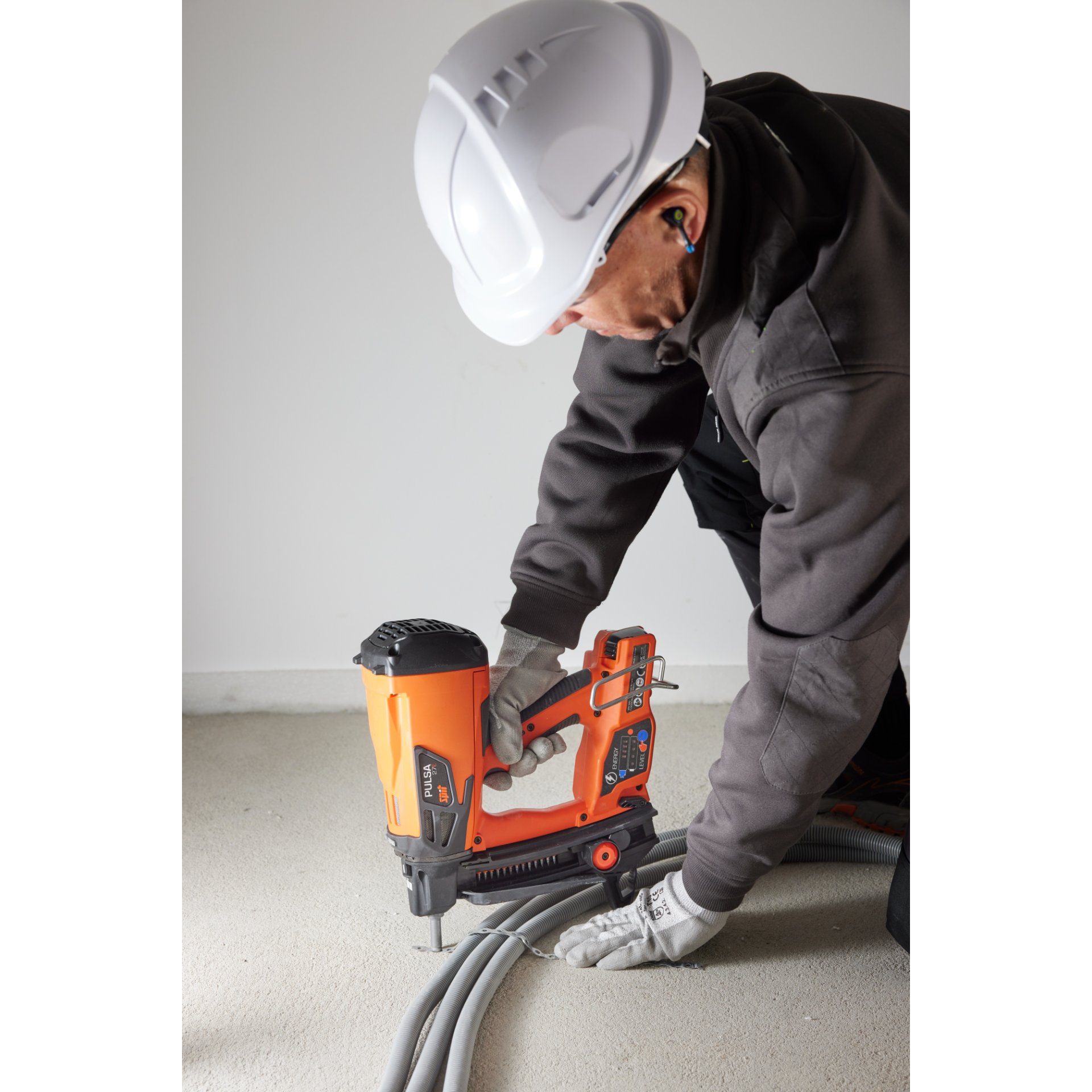 Person, Arbeiter, Elektrische Bohrmaschine, Handschuh, Schutzhelm