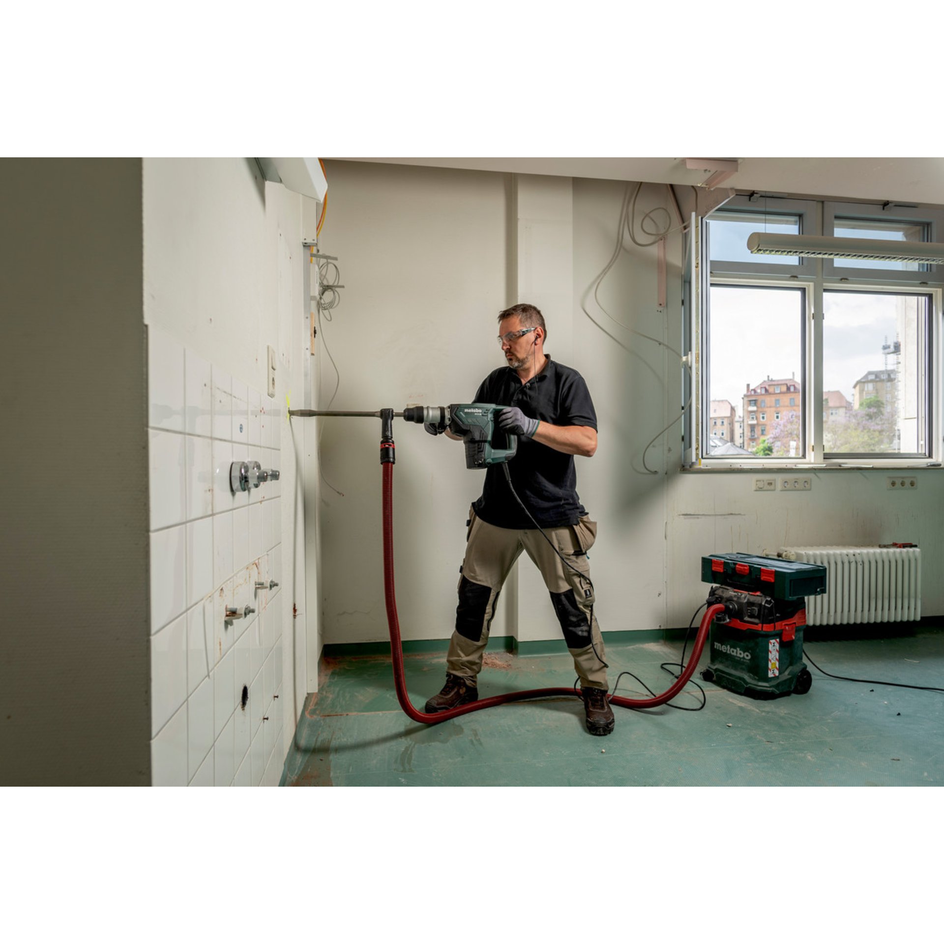 Drinnen, Innenarchitektur, Elektrische Bohrmaschine, Handschuh, E-Scooter